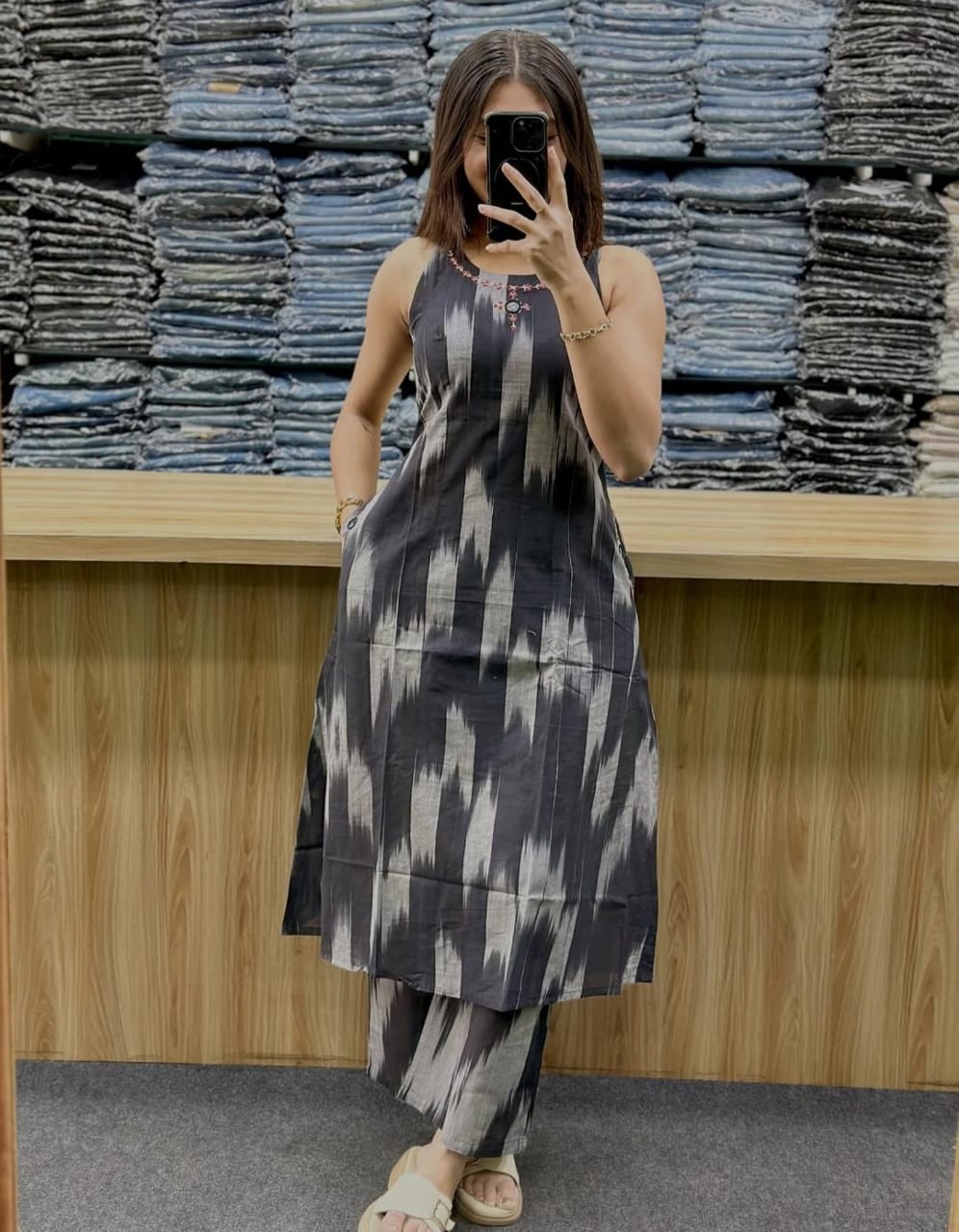 BEAUTIFUL COTTON SLEEVELESS KURTI WITH COTTON PANT.