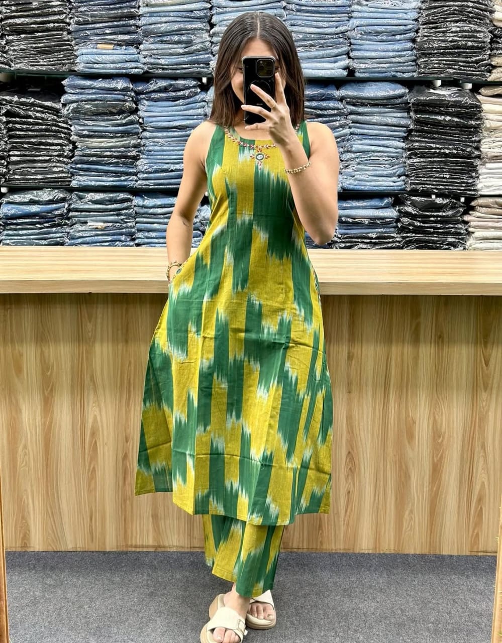 BEAUTIFUL COTTON SLEEVELESS KURTI WITH COTTON PANT.